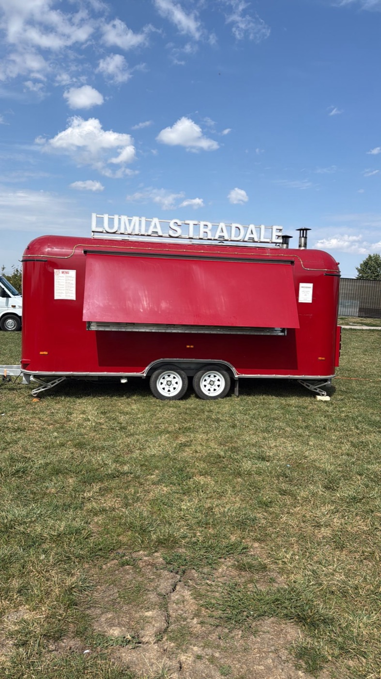 Caravana roșie Lumia Stradale, cu semnul pe acoperiș