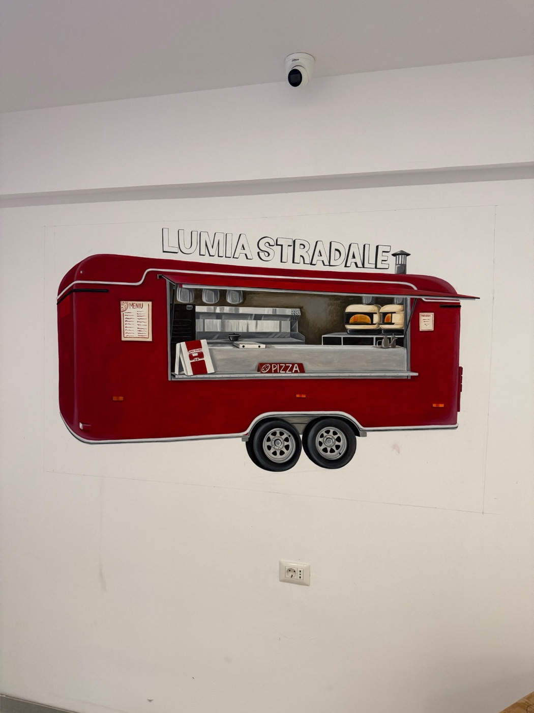 Caravana Lumia Stradale pictată pe un perete
